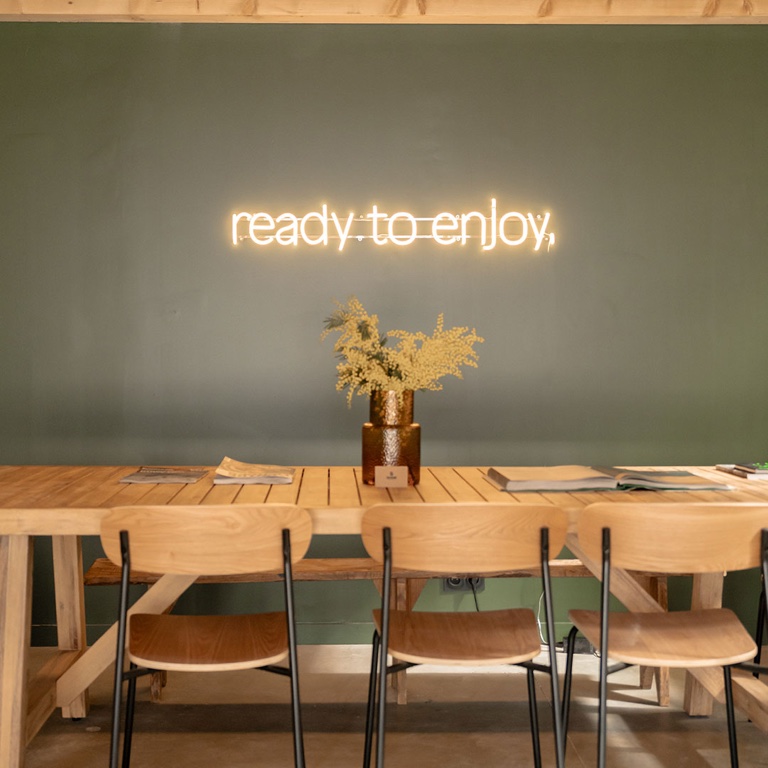 Le mot d’ordre du club peint au mur : ready to enjoy.