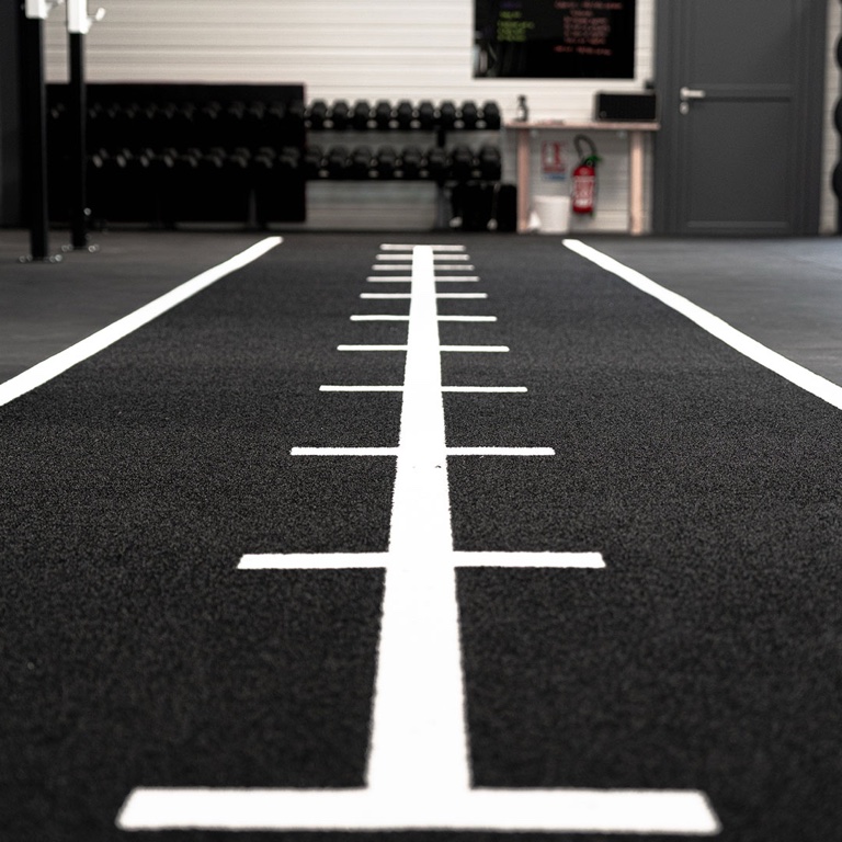 La piste de course tracée au sol de la salle.