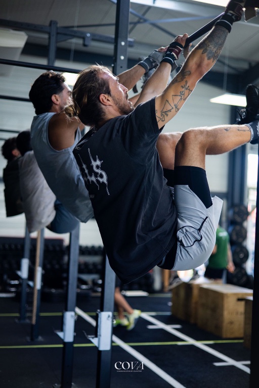 Un adhérent en toes-to-bar, pieds à la barre.